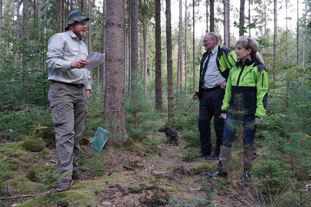 Forstamtsleiter Lars Wollschläger (li.) erläutert Forstministerin Birgit Keller (re.) und ThüringenForst-Vorstand Volker Gebhardt mögliche naturgemäße Wiederbewaldungsstrategien